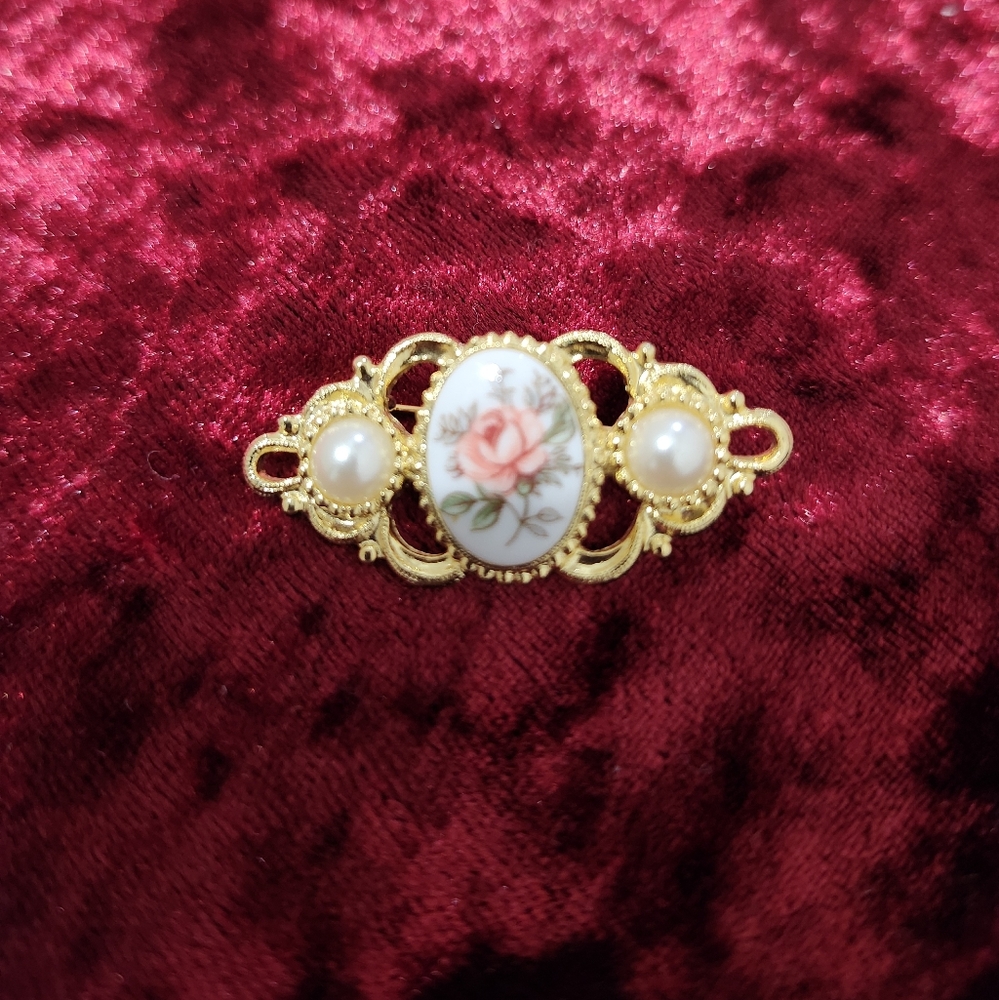 Elegant Gold Brooch
